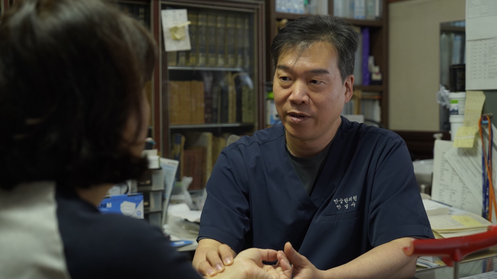 상담 및 진찰하는 장면